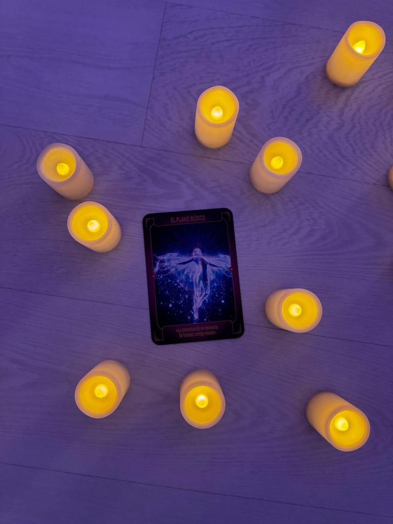 Taller de Breathwork con auriculares en Eibar con Lorena Carnevali, grupo meditando en sala iluminada con velas y luces tenues