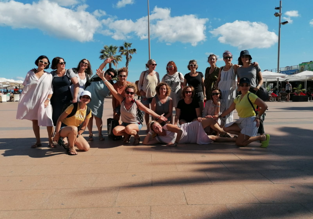 Participantes de la experiencia Canarias de Lorena Carnevali disfrutando de un paseo urbano junto al mar, durante una jornada de convivencia, meditación y desconexión.